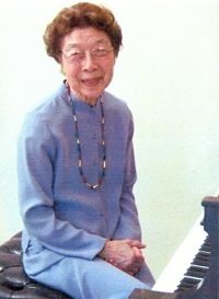 Aiko Onishi at her piano